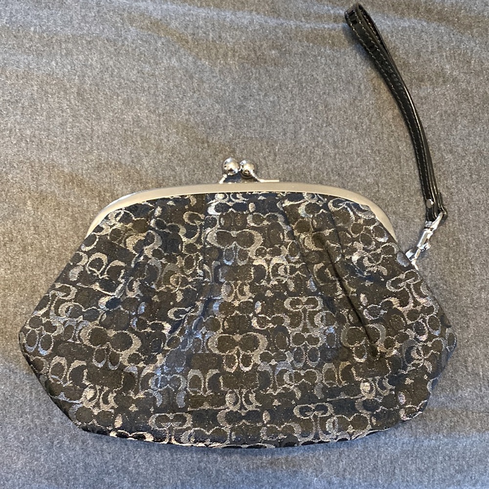 Coach clutch in excellent condition. Handle can detach.